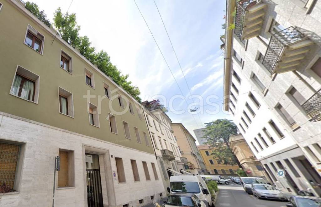 Appartamento in vendita a Milano via Pompeo Litta