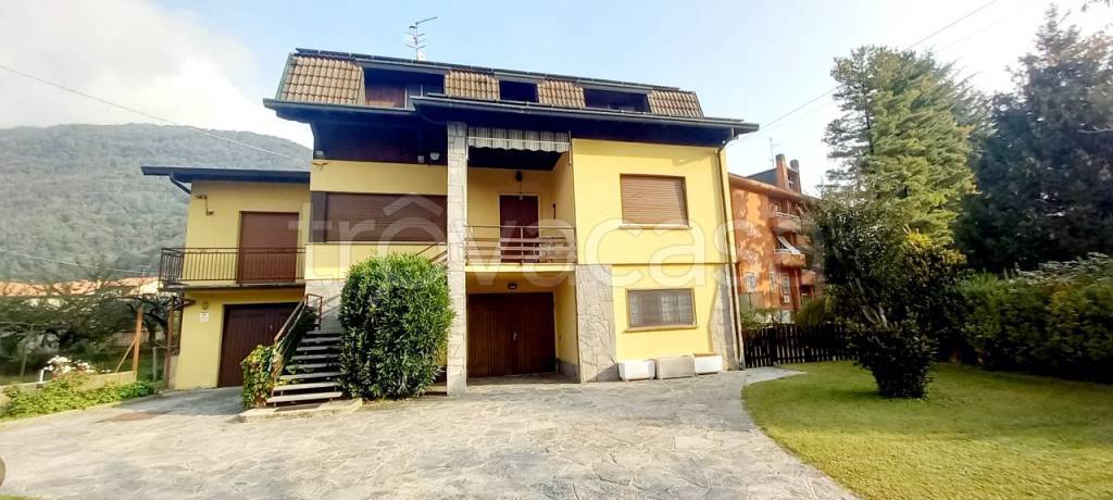 Villa in vendita a Cuveglio via Gioacchino Rossini, 8