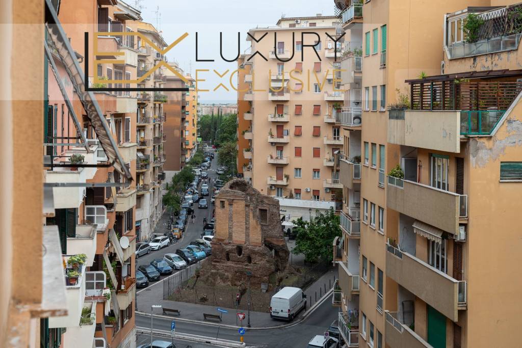 Appartamento in vendita a Roma via Chisimaio