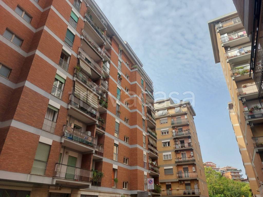 Appartamento in vendita a Roma via Oderisi da Gubbio