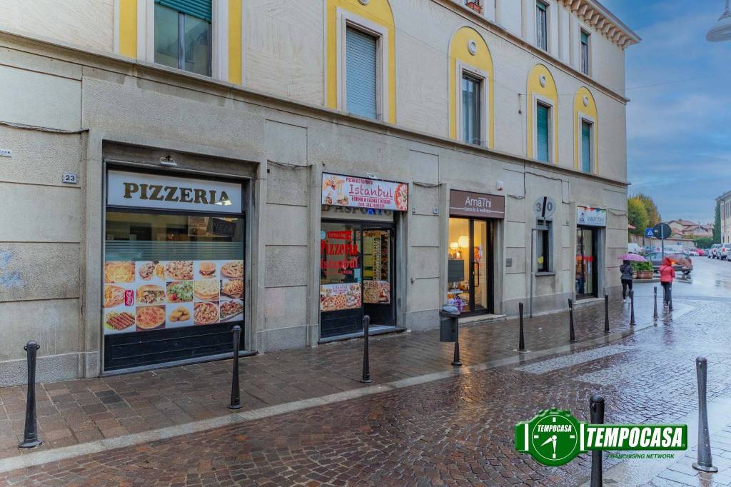 Pizzeria in vendita a Carate Brianza via Dante Cesana, 25