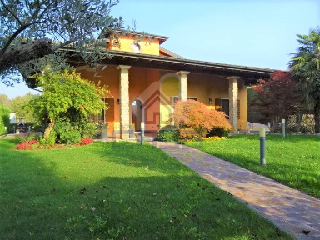 Villa in vendita a Cremona via Eridano
