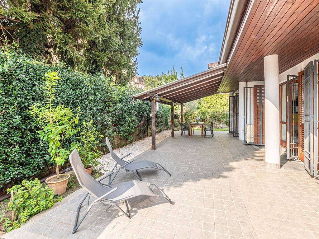 Villa in vendita a Carate Brianza via Giacomo Leopardi, 18
