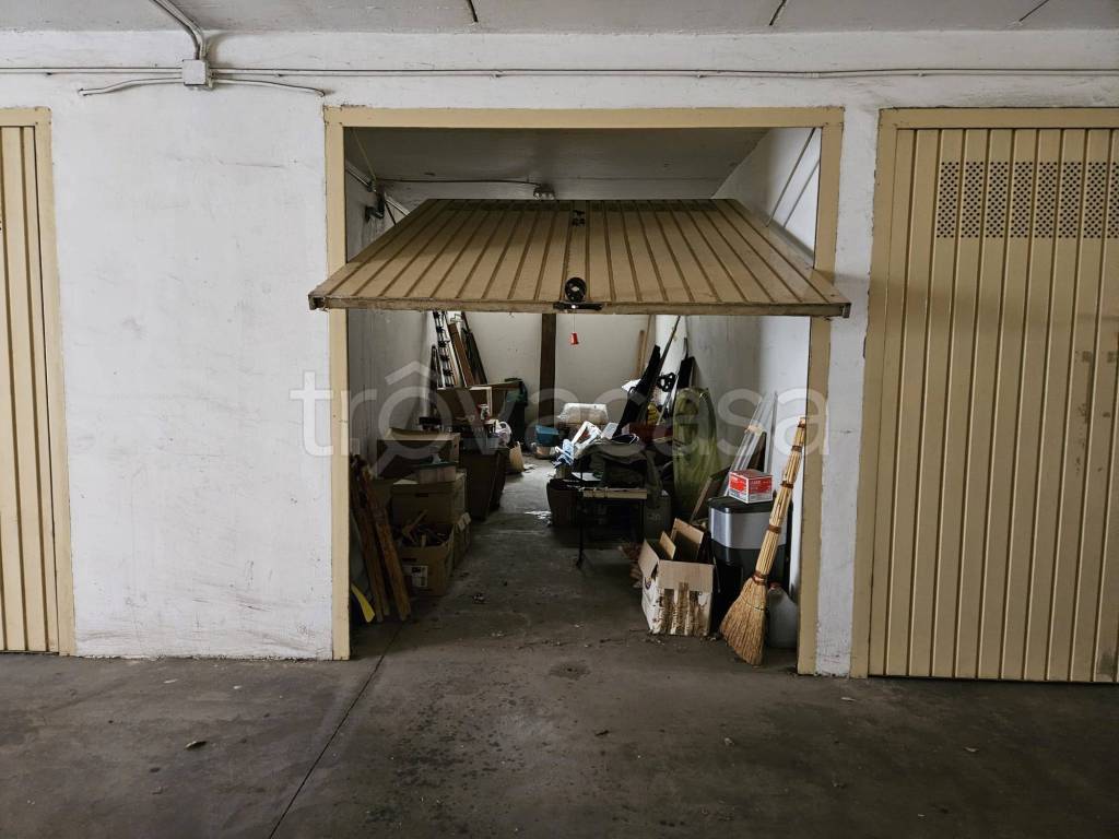 Garage in vendita a Latina via Alessandro Stradella