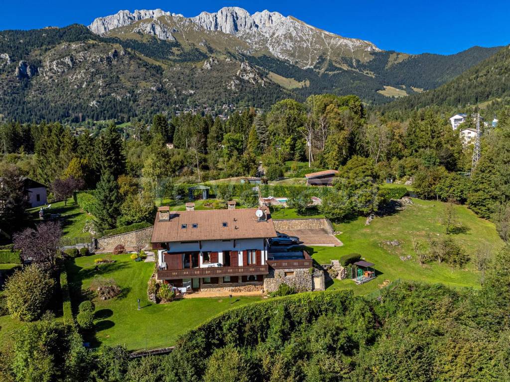 Villa Bifamiliare in vendita a Castione della Presolana via Foppi