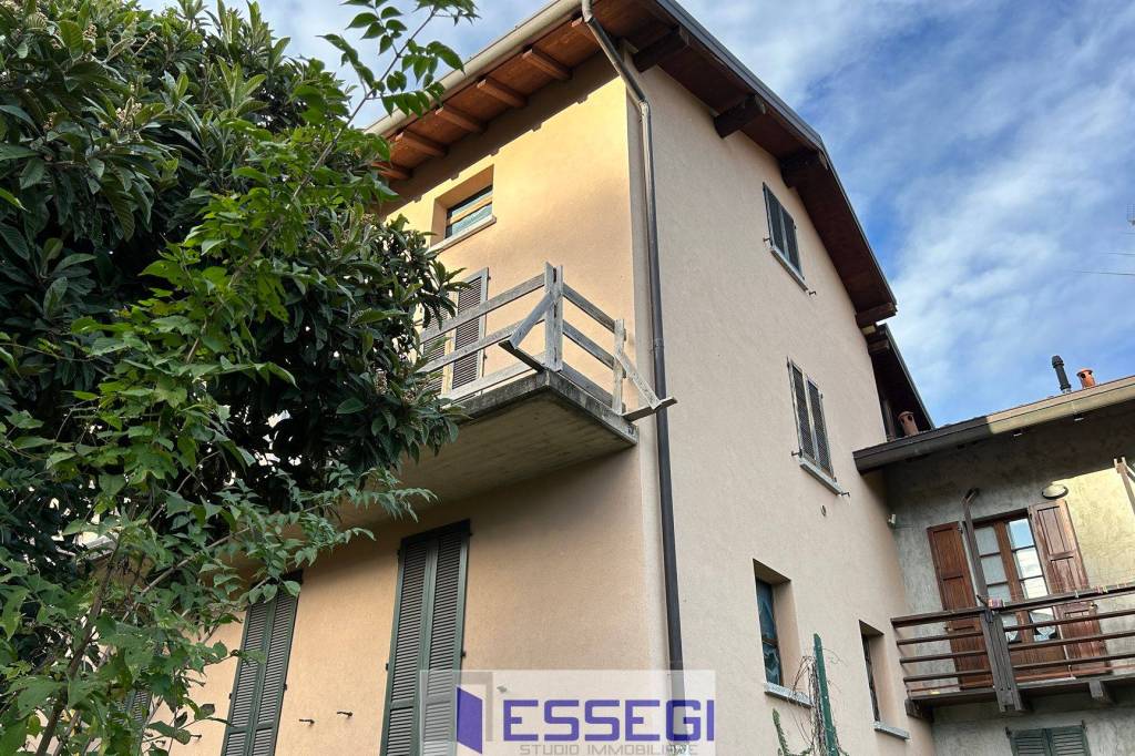 Villa in vendita a Erba via Vincenzo Monti