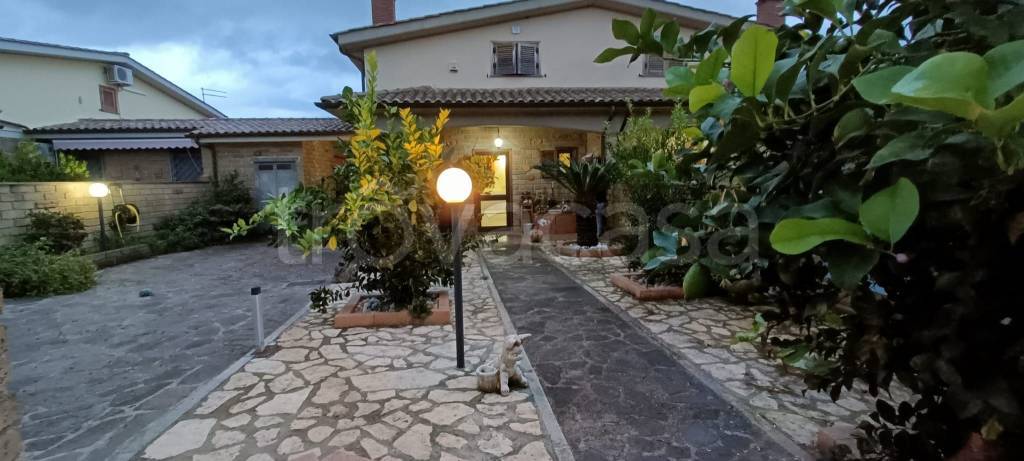 Villa a Schiera in vendita ad Anguillara Sabazia via dei Gelsi