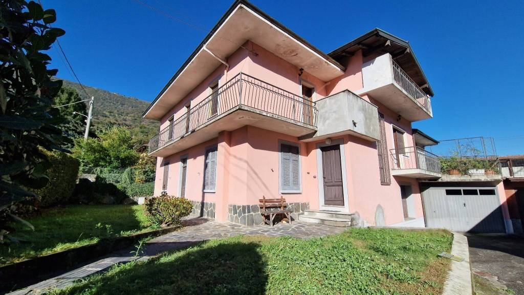 Villa Bifamiliare in vendita a Casale Corte Cerro via Cassinone