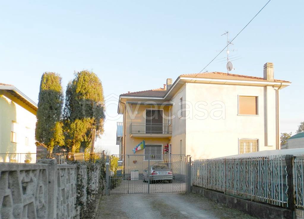 Villa Bifamiliare in vendita a Lonate Pozzolo via Montello, 10