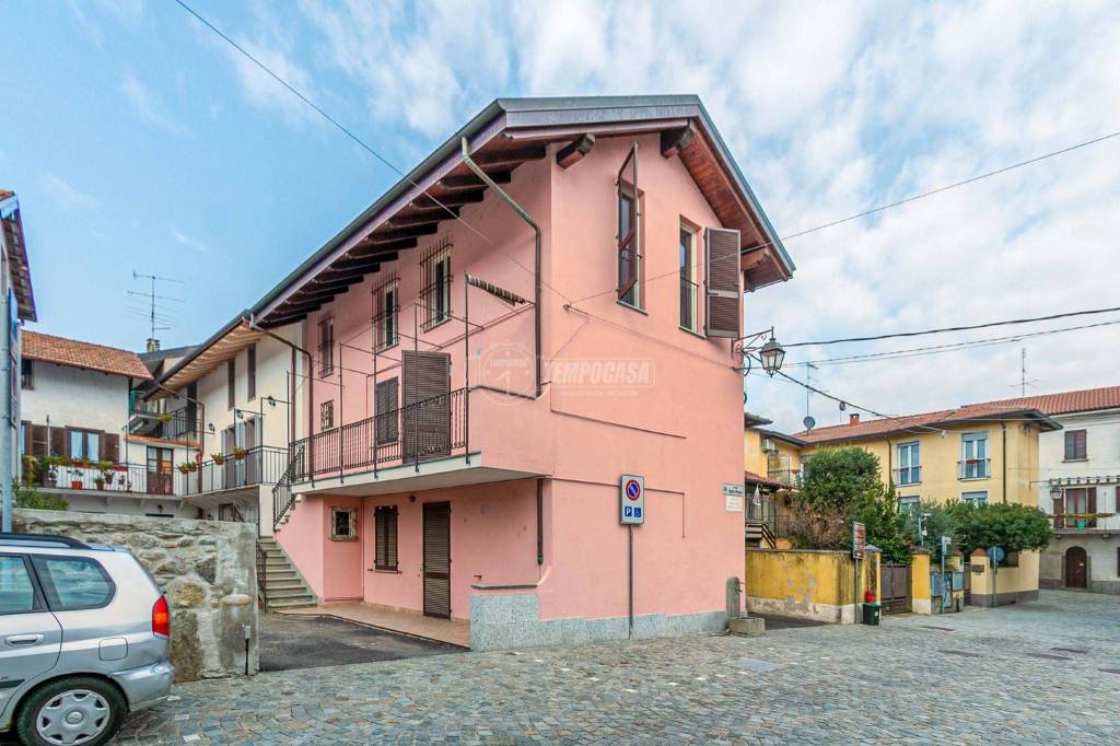 Casa Indipendente in vendita a Dormelletto piazza Pirali