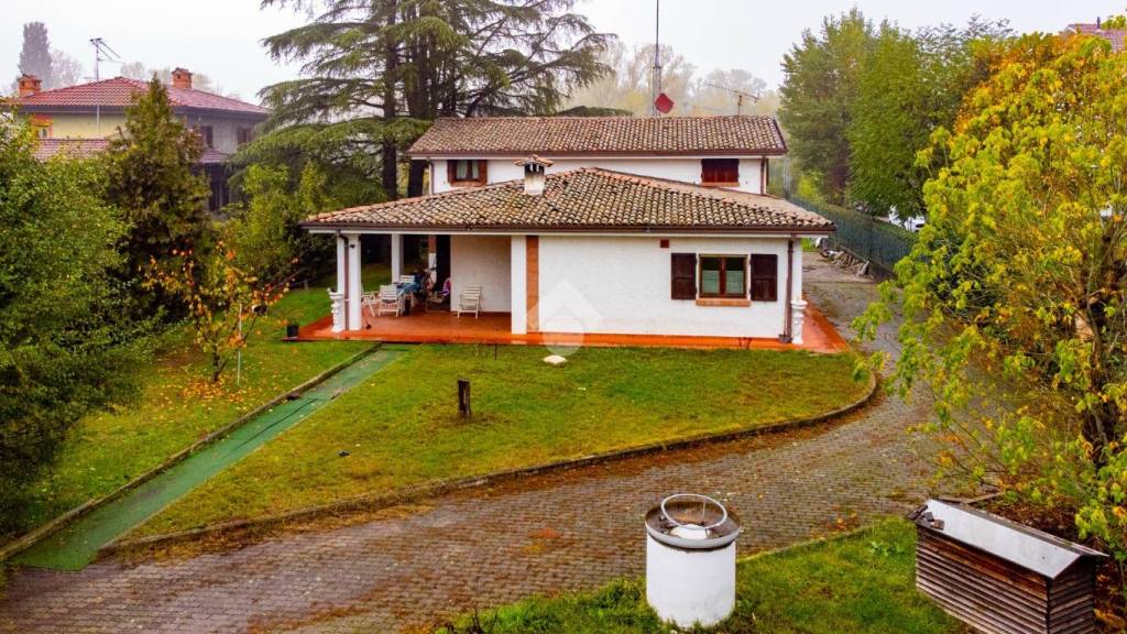 Villa in vendita a Lesignano de' Bagni via Pietro da Lesignano, 8