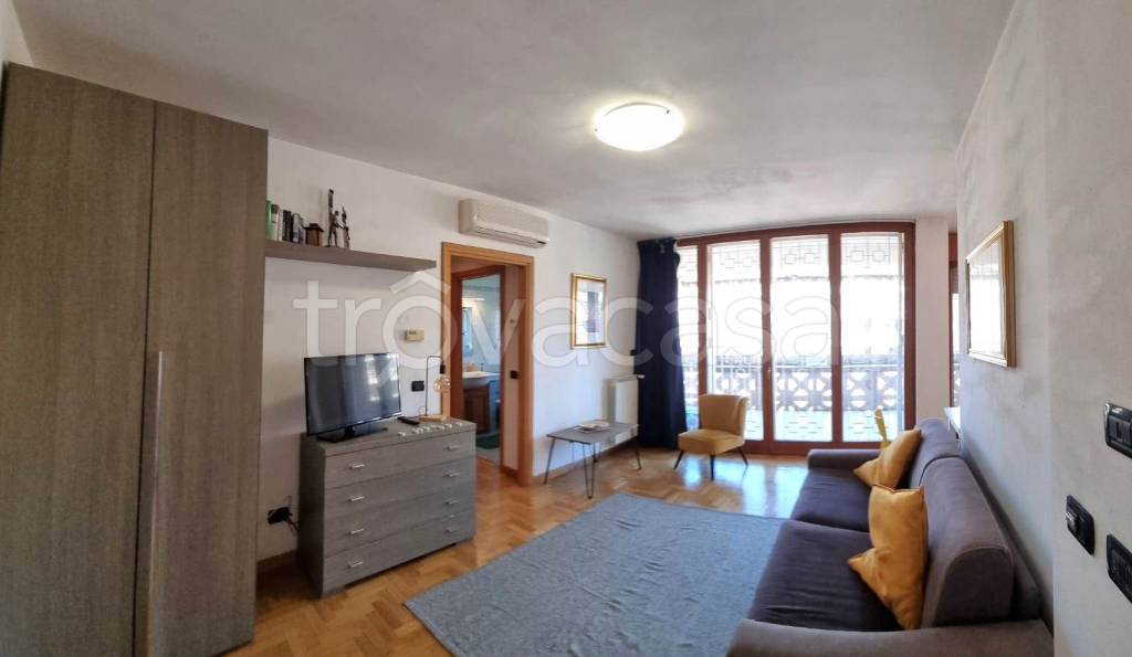 Appartamento in vendita a Roma via Carlo Bernari