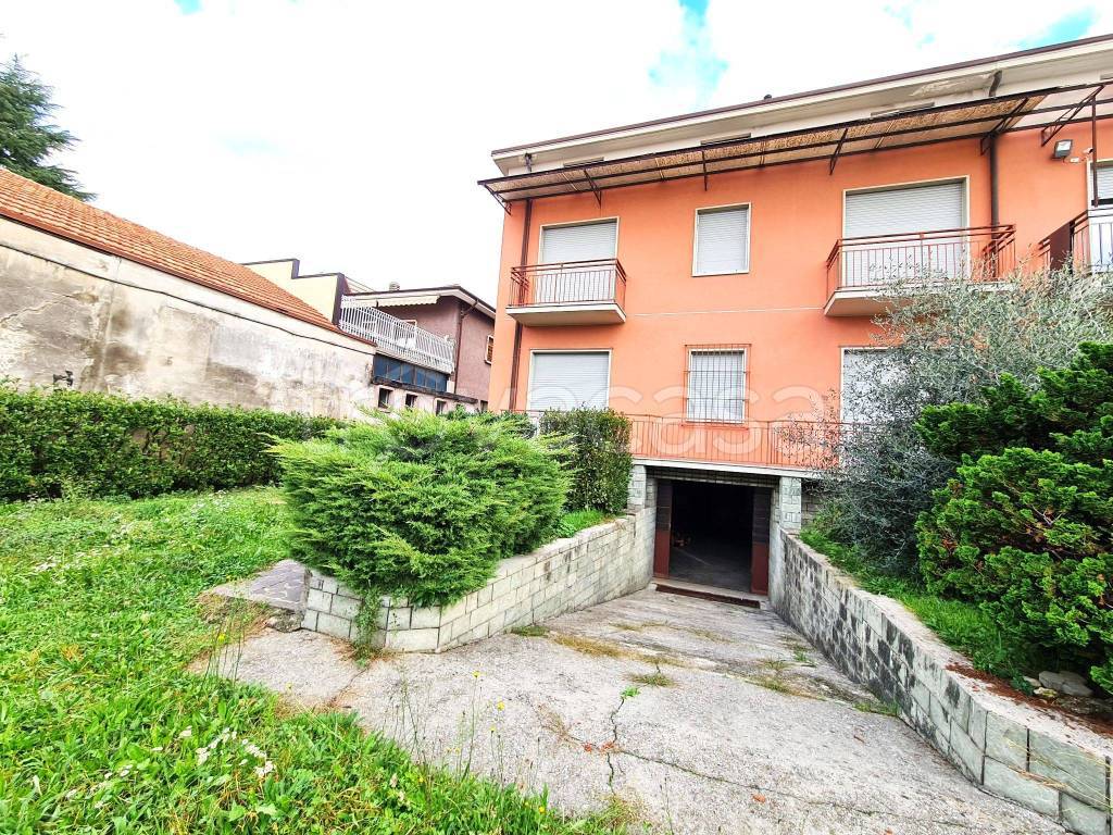 Villa Bifamiliare in in vendita da privato a Carugo via Dante Alighieri, 29