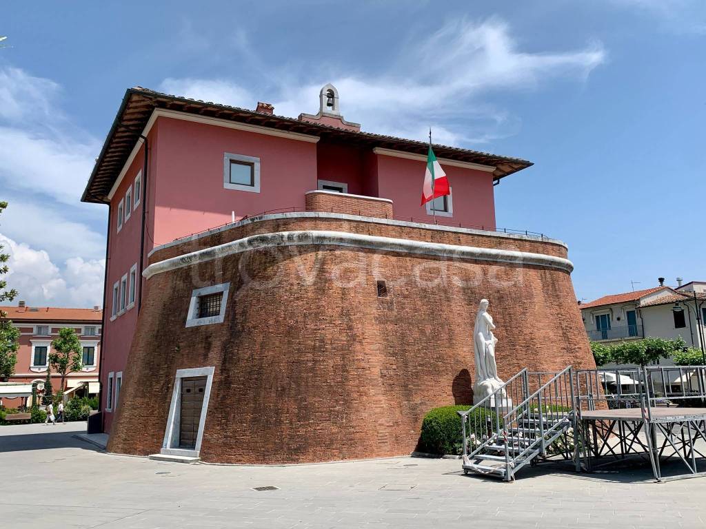 Villa Bifamiliare in affitto a Forte dei Marmi via Scassi Carli