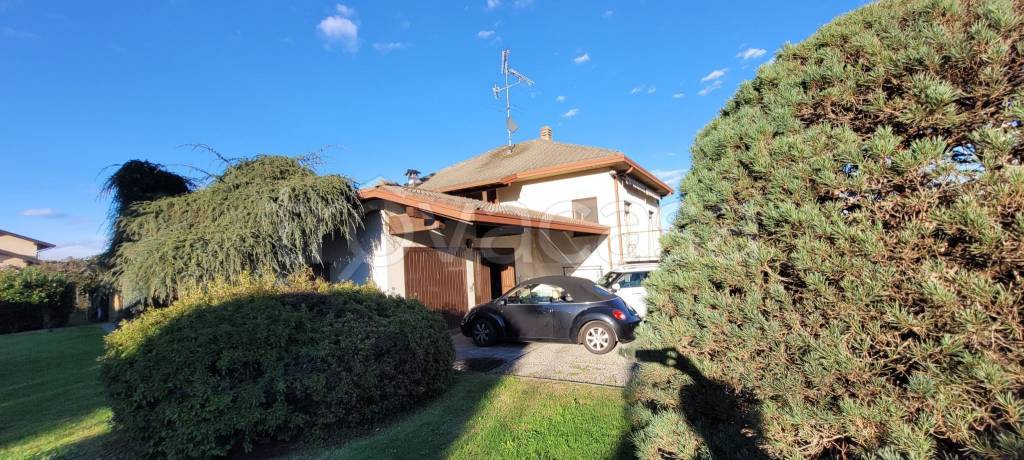 Villa in vendita a Borgo Ticino via Fratelli Cervi, 11