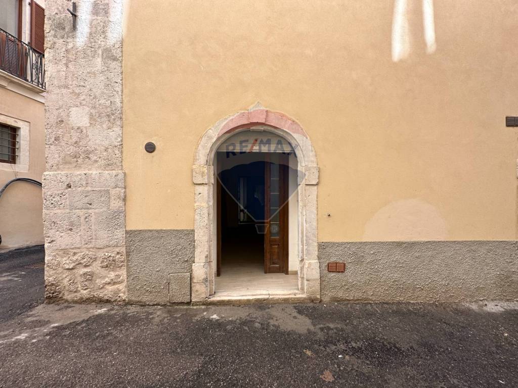 Negozio in affitto a L'Aquila via Rosso Guelfaglione, 22