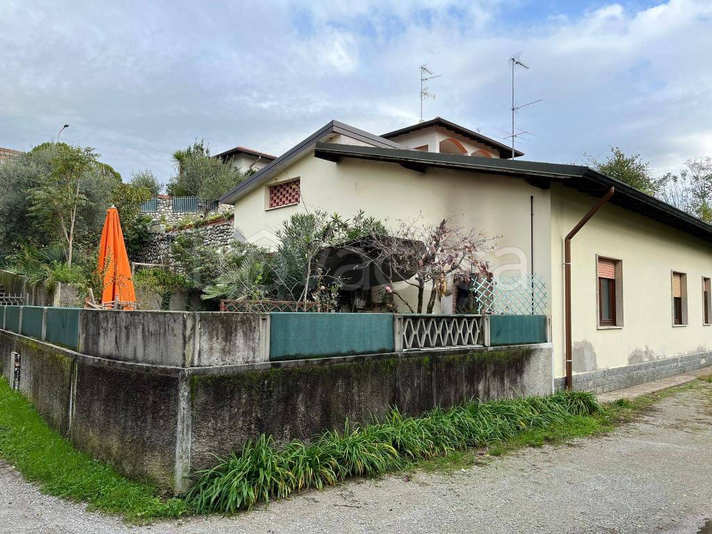 Villa in vendita ad Alzate Brianza via Giacomo Leopardi