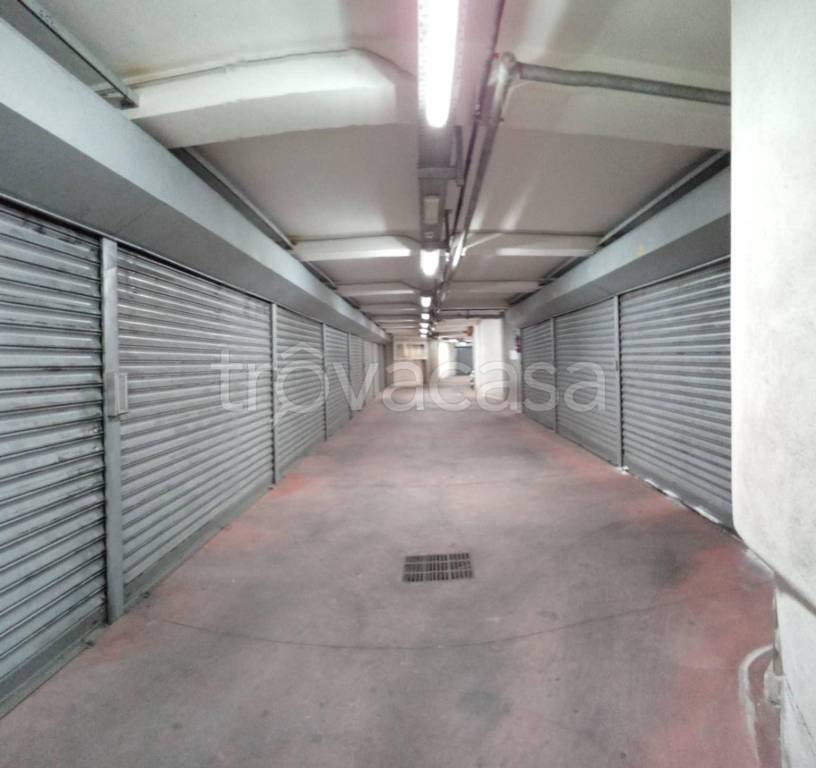 Garage in vendita a Napoli via San Cosmo Fuori Porta Nolana