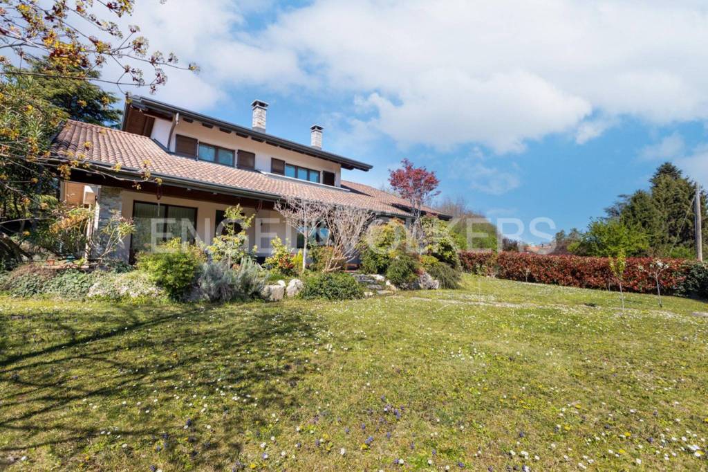Villa in vendita a Cardano al Campo via Tridentina, 10c