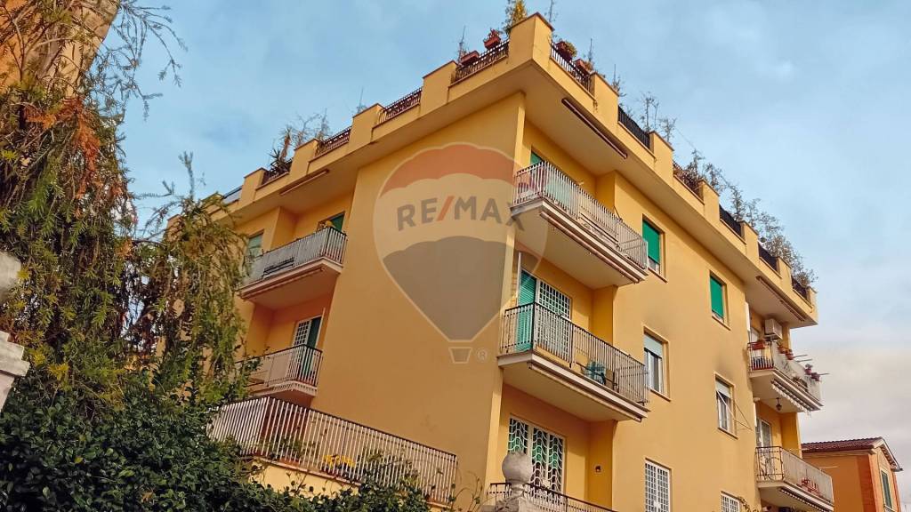 Appartamento in vendita a Roma via Celso Ulpiani, 31