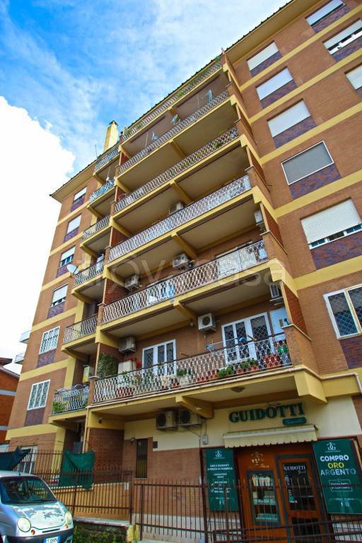 Appartamento in vendita a Guidonia Montecelio piazza Trilussa, 14