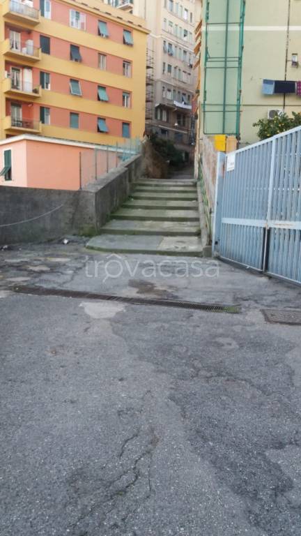 Garage in affitto a Genova via Canevari, 164r
