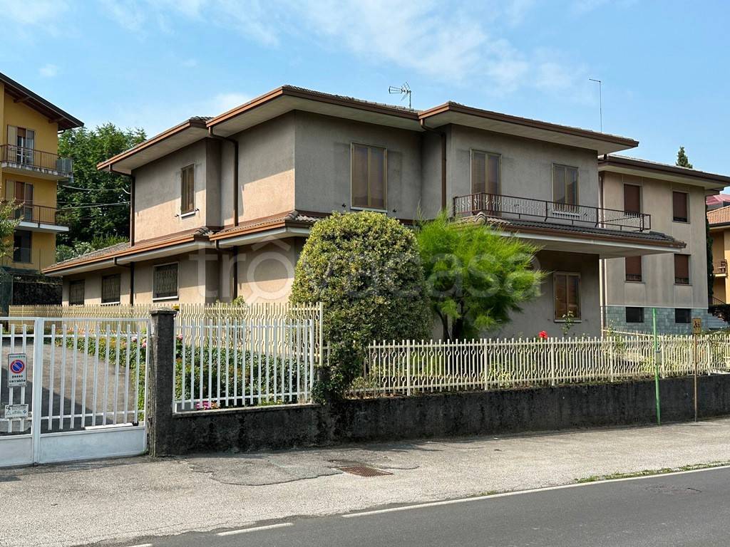 Villa in vendita a Erba via Vallassina, 32