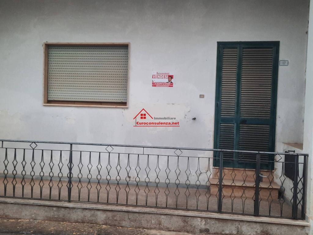 Appartamento in vendita a Botrugno via Derna, 13