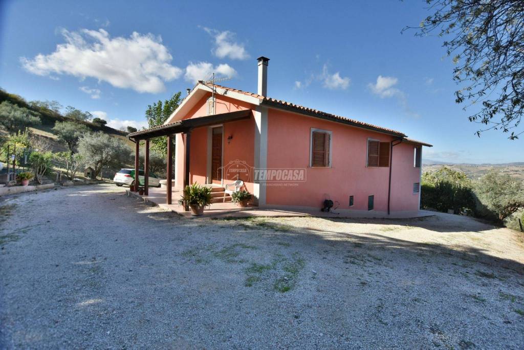 Villa in vendita a Tolentino contrada Ancaiano, 73