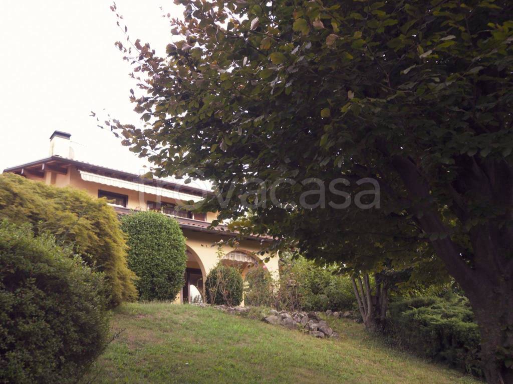 Casa Indipendente in affitto a Luino via Dumenza