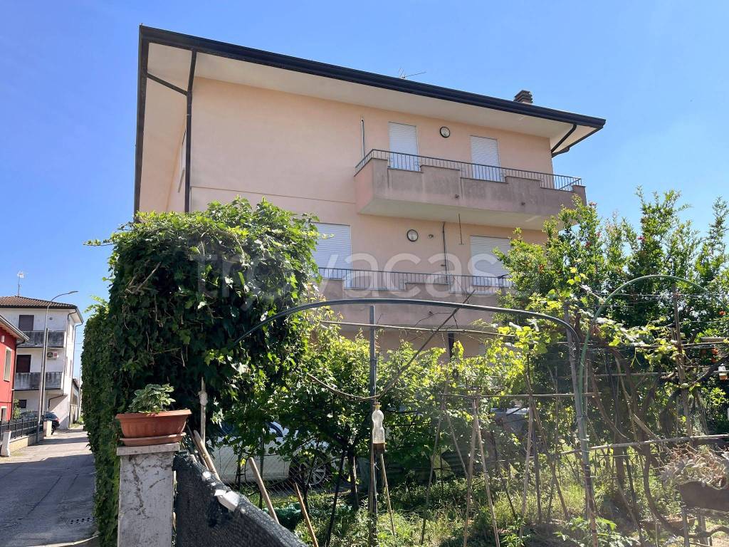 Villa Bifamiliare in vendita a Taglio di Po via Roma, 5