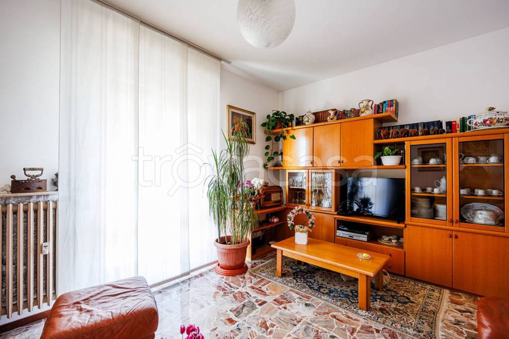Appartamento in vendita ad Alzano Lombardo via Fratelli Losa, 6