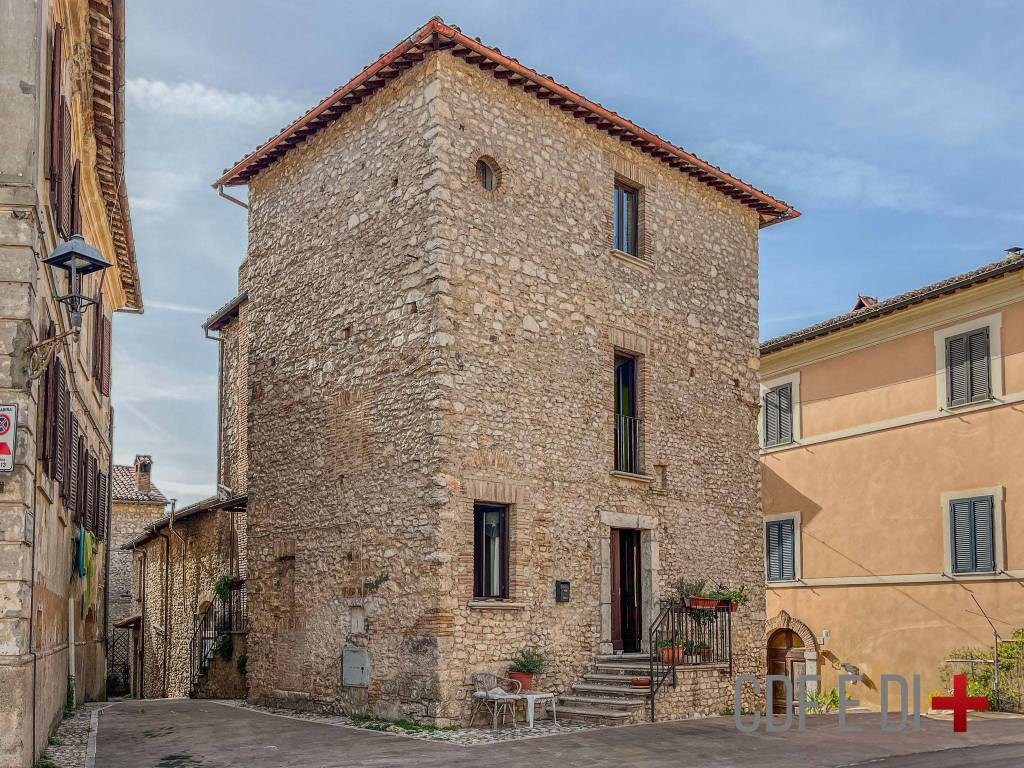 Casa Indipendente in vendita a Fara in Sabina piazza Giuseppe Garibaldi
