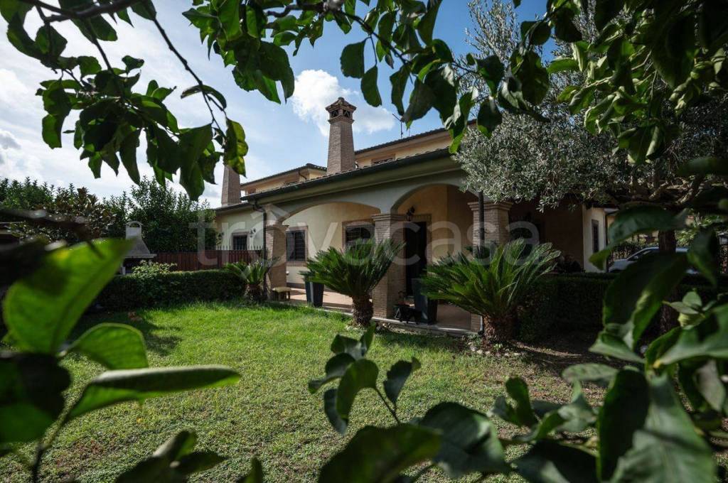 Villa Bifamiliare in vendita a Fiumicino via Cuglieri, 25