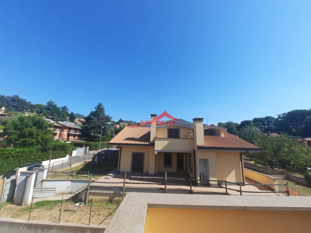 Villa Bifamiliare in vendita a Rocca di Papa via delle Ortensie