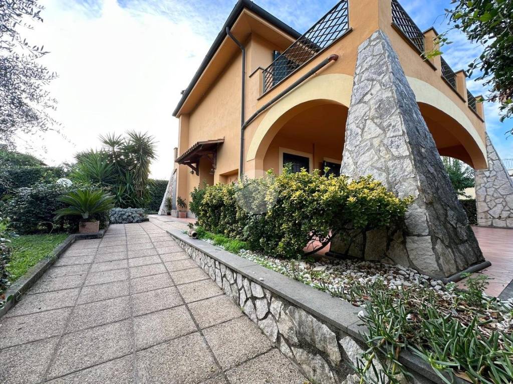 Villa in vendita a Roma via castelsardo, 78