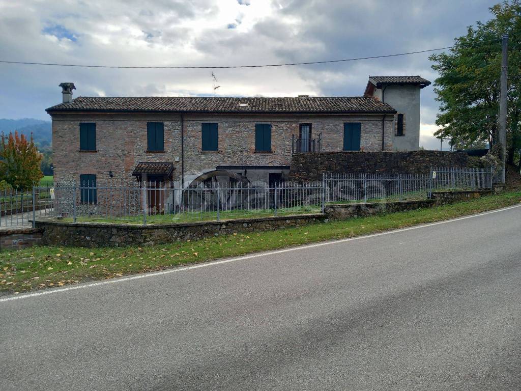 Casale in in vendita da privato a Castell'Arquato strada Comunale di Montagnano, 37