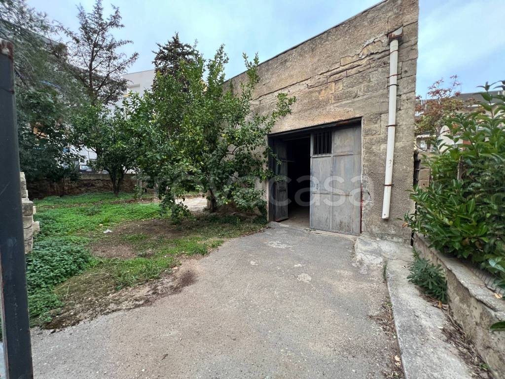 Garage in vendita a Cassano delle Murge via Carmelo Colamonico