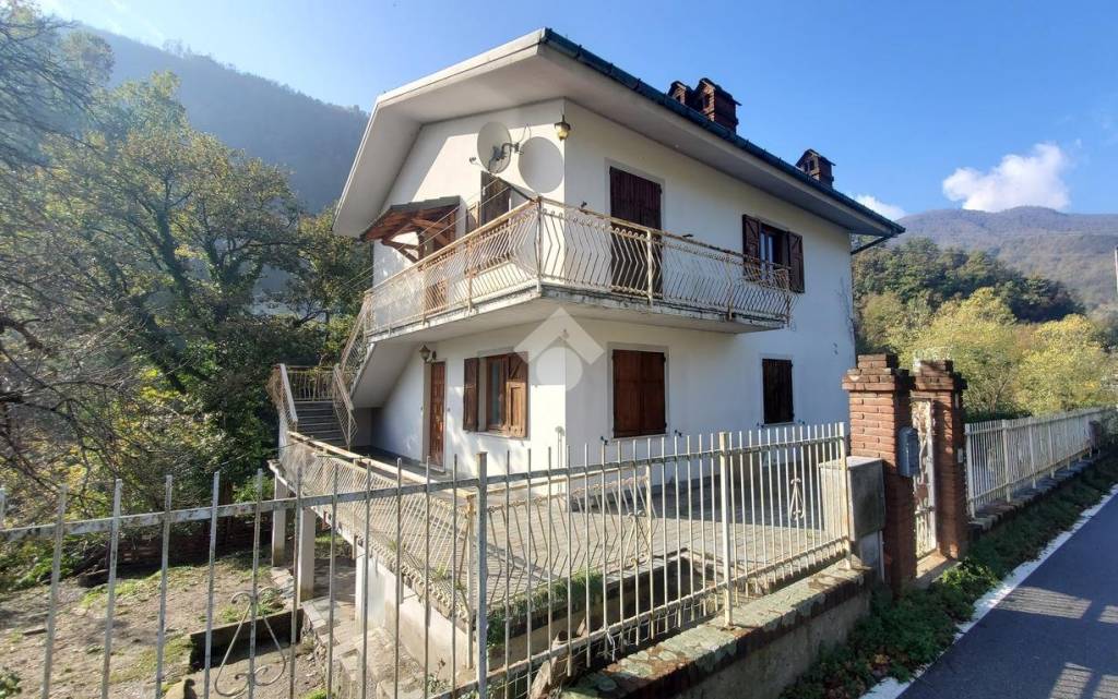 Villa Bifamiliare in vendita a Isola del Cantone via Montessoro, 3