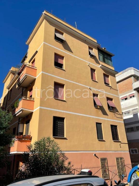 Appartamento in vendita a Roma via delle Mimose, 48