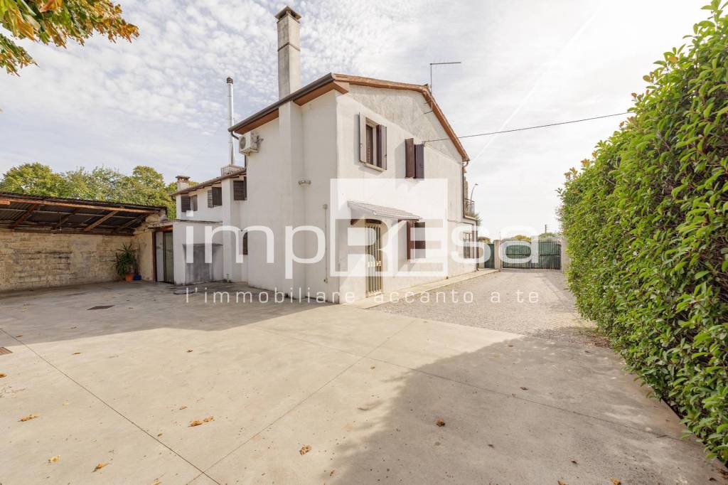 Casa Indipendente in vendita a Paese via Fratelli Bianchin, 58