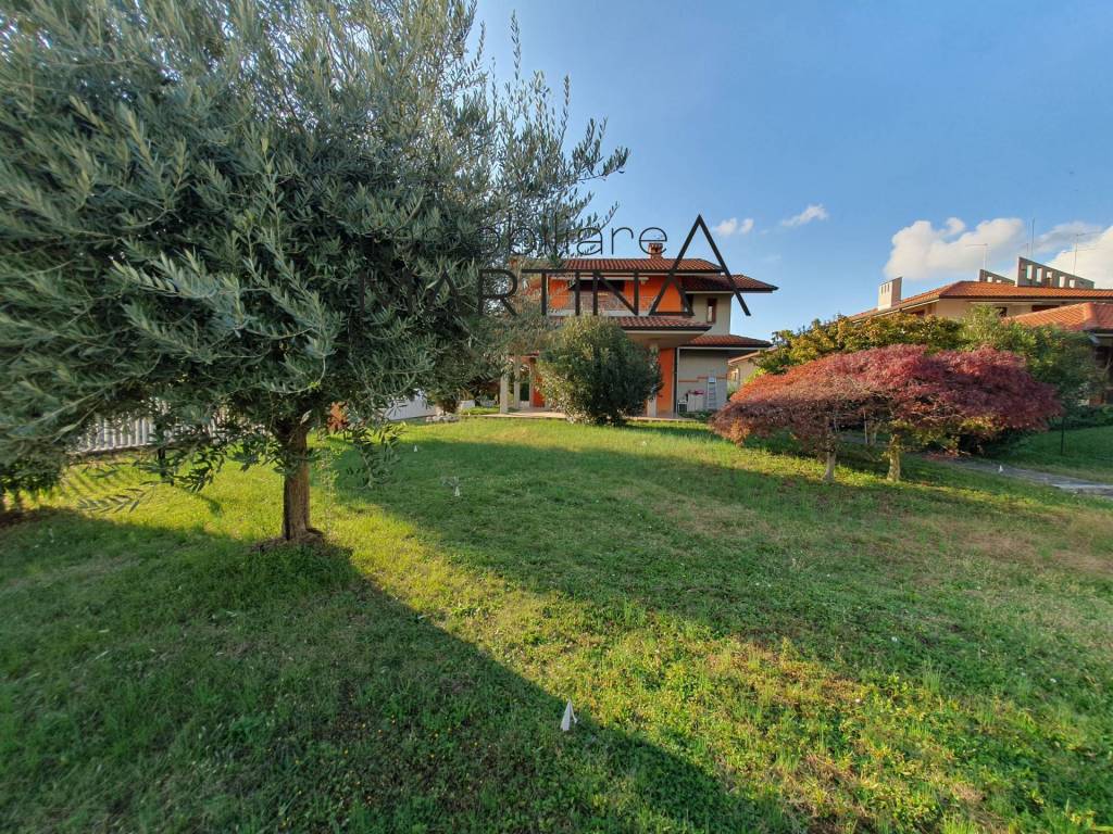 Villa in vendita a Villa di Serio via Monte Grappa