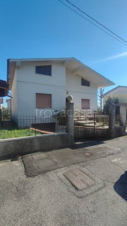 Villa in vendita a Ghedi via Camillo Benso di Cavour, 29A