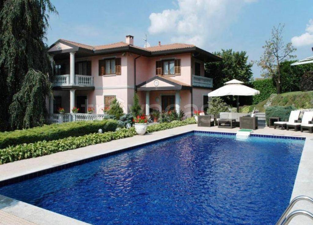 Villa in vendita a Cunardo via Ugo Foscolo