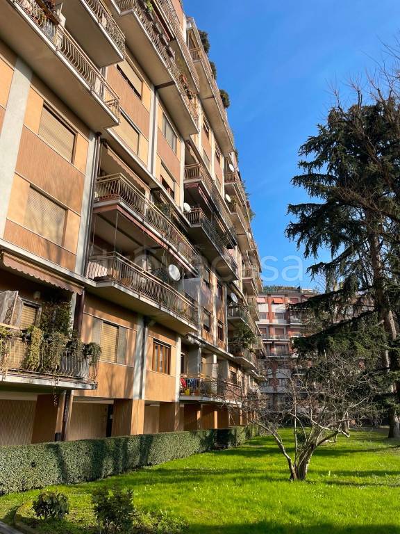 Appartamento in vendita a Milano via Bari, 32