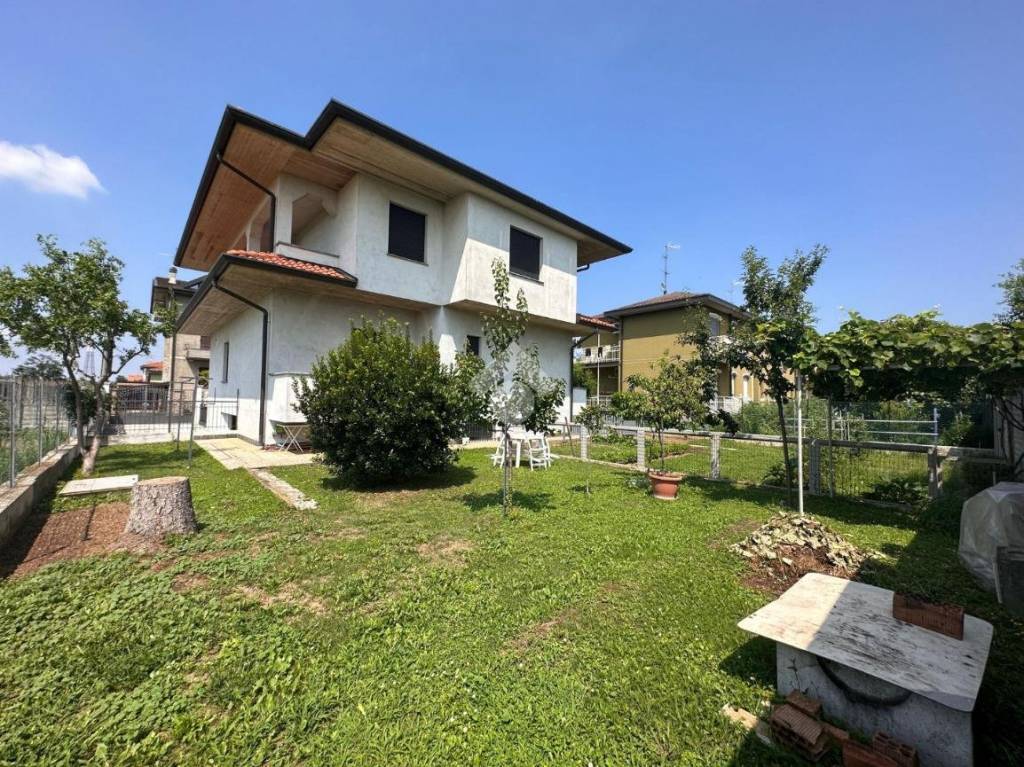 Villa Bifamiliare in vendita a Cesano Maderno via Feltre, 15