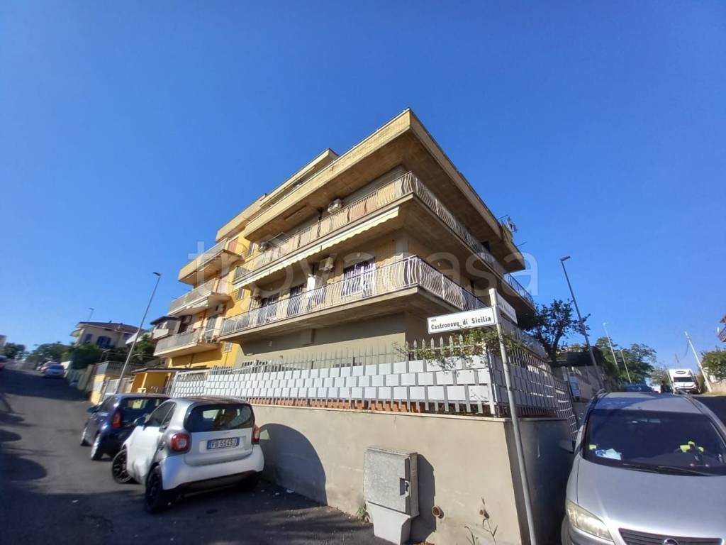 Appartamento in vendita a Roma via Castronovo di Sicilia