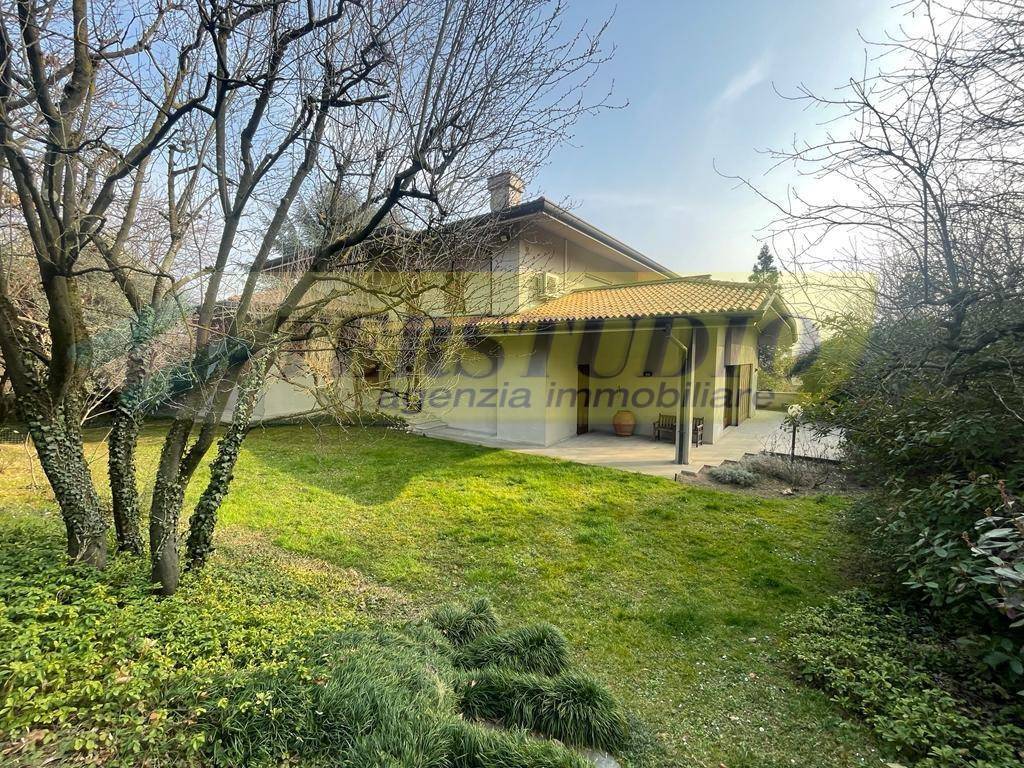 Villa in vendita a Palazzago via Don Lorenzo Riva, 4