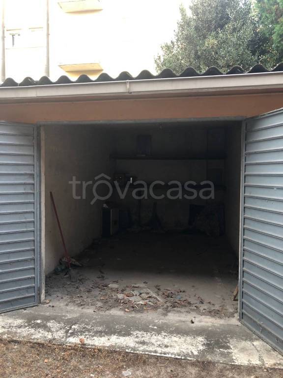 Garage in vendita a Pavia via Riviera