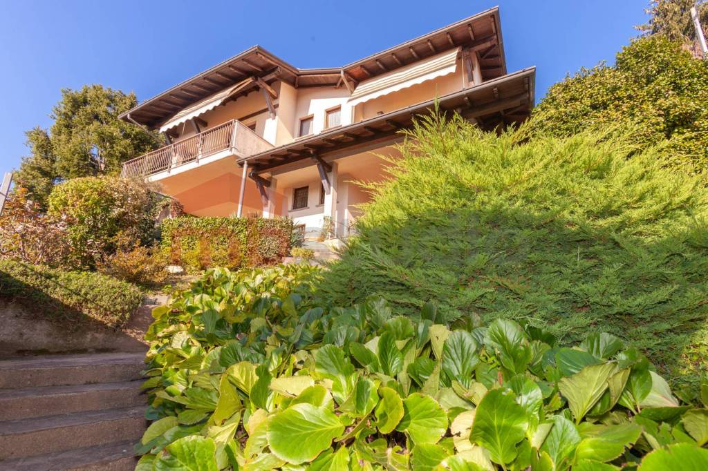 Villa in vendita a Varese via Ruggero Settimo
